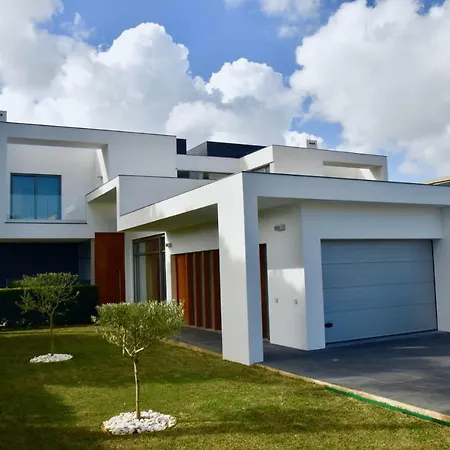 Villa Amora - *